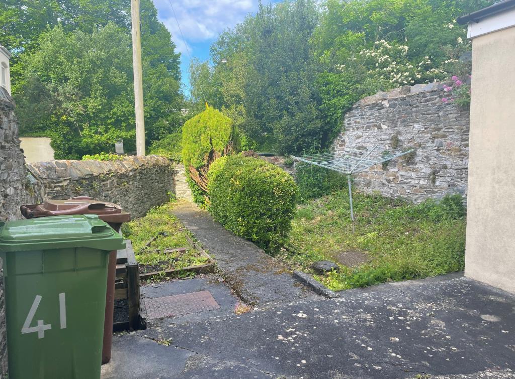 Lot: 12 - SUBSTANTIAL PROPERTY ARRANGED AS TWO FLATS -